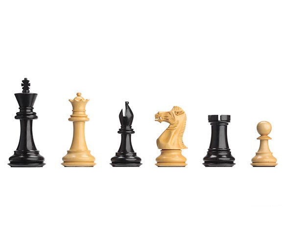 قطع الشطرنج الأبنوس موزونة على لوحة  الإلكترونية
